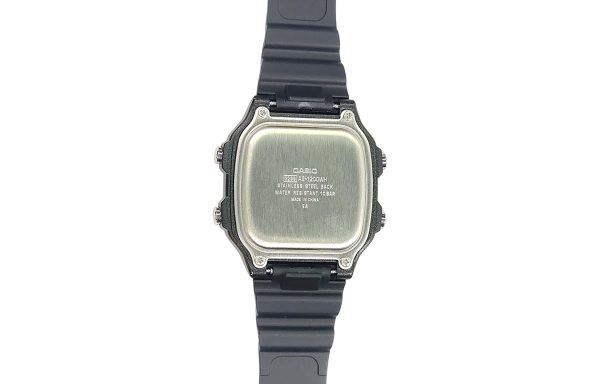 Детали кастомных часов Casio AE-1200 с тёмным корпусом и красным цифровым дисплеем